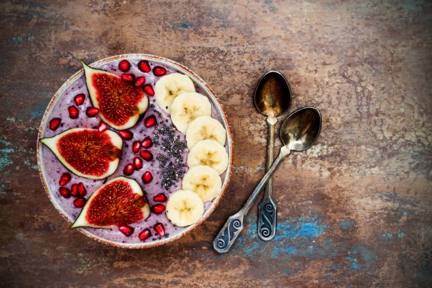 Blaubeersmoothiebowl mit Feigen