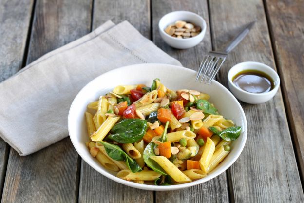 Nudelsalat mit Gemüse und Currydressing