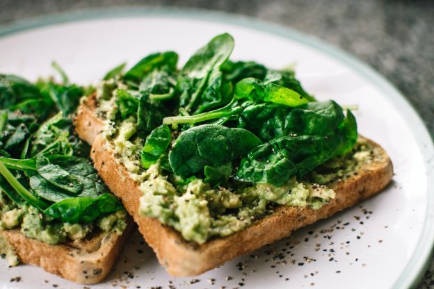 Avocadotoast mit frischem Spinat