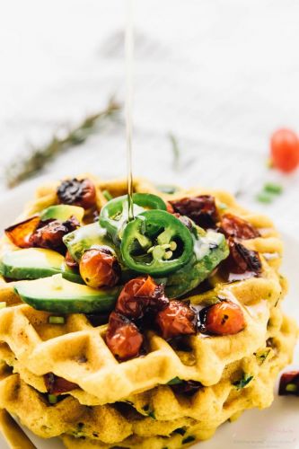 Jalapeno-Maisbrot-Waffeln mit geröstetem Knoblauch und Rosmarin