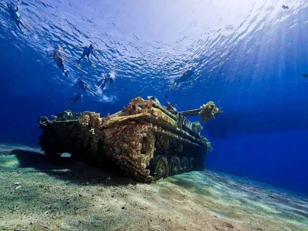 Ein versunkener Panzer im Roten Meer, vor der jordanischen Küste