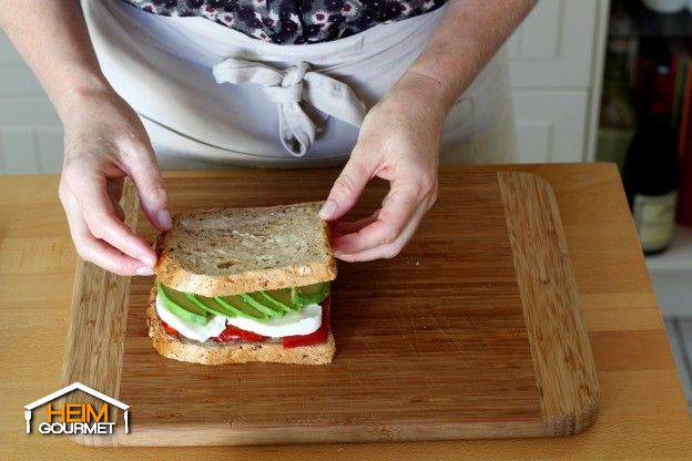 Mit einer weiteren Toastbrotscheibe abschließen