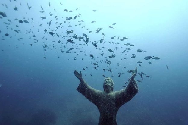 Tauche zum versunkenen Christus in Italien