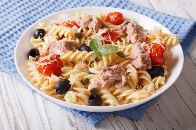 Fusilli mit Thunfisch, Kirschtomaten und Oliven