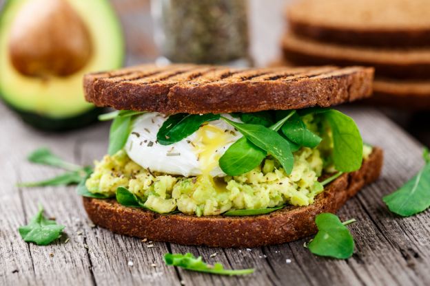 Avocado-Brot mit Ei