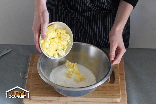 Die in Stücke geschnittene, weiche Butter hinzufügen.