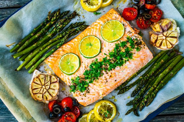 Lachs mit rosa Pfeffer und Zitrone