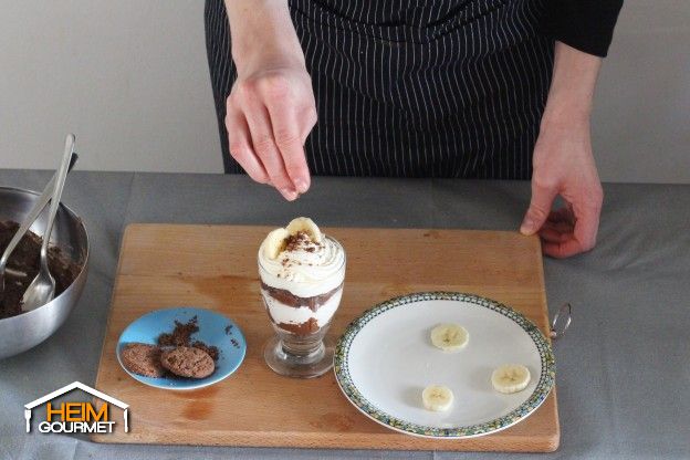 Kurz vor dem Servieren jedes Glas mit Bananenscheiben und Kekskrümeln dekorieren.