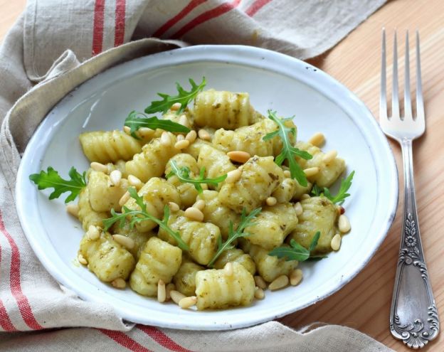 Gnocchi Salat mit Pinienkernen und Rucola