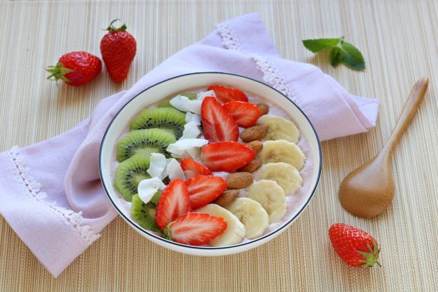 Frühstücks Smoothie Bowl mit Erdbeeren und Banane