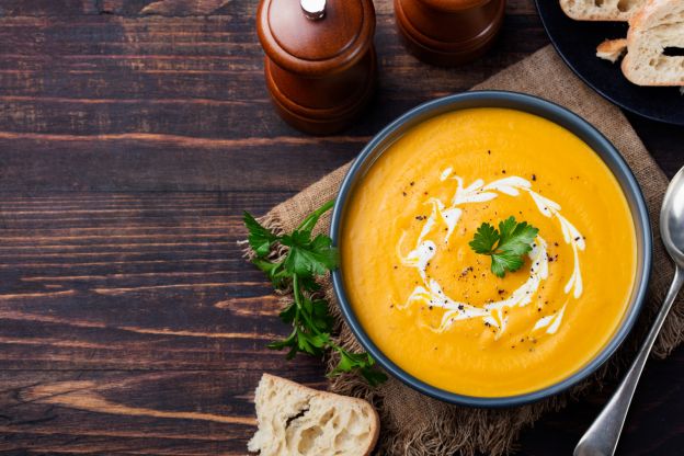 Erbsen-Möhrensuppe mit Ricotta