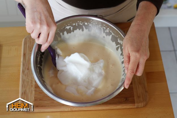 Eischnee zu der Mischung geben