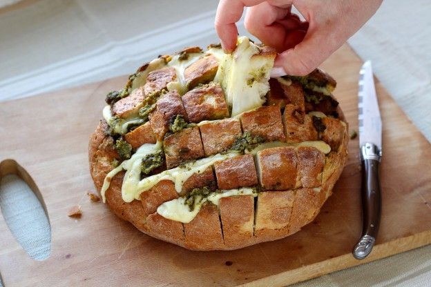 Zupfbrot mit Pesto und Käse