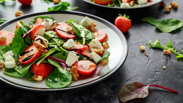 Spinatsalat mit Erdbeeren