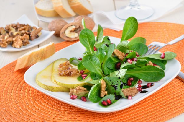 Feldsalat mit Walnüssen und Birnen