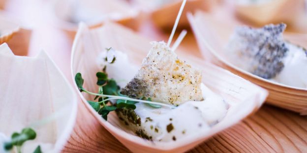 Eingelegter Fisch, Beeren und brauner Käse