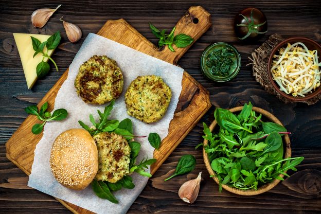 Quinoa-Burger mit Zucchini