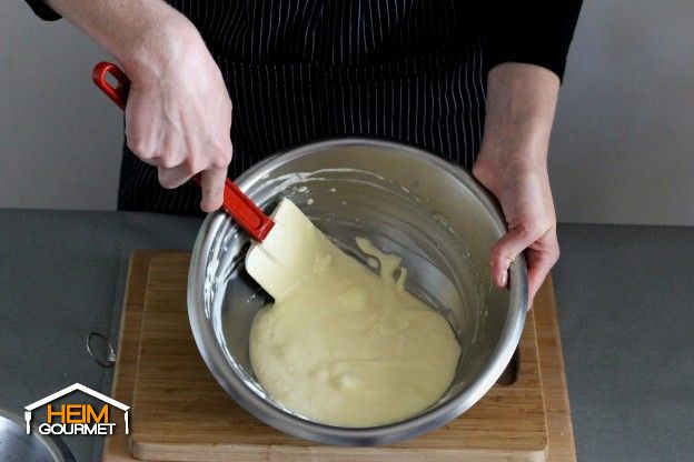 Den Eischnee vorsichtig unter die Mascarponemasse heben.