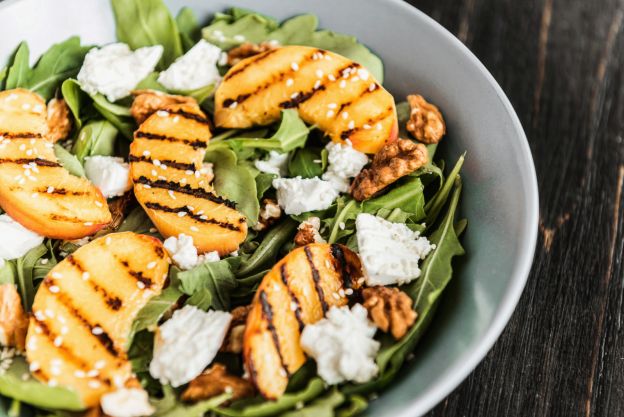 Salat mit Pfirsichen und Feta