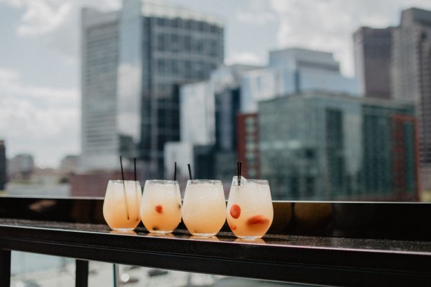 Weisse Sangria mit Ananas und Kokosnuss