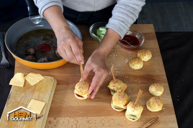 Mit der anderen Brötchenhälfte bedecken