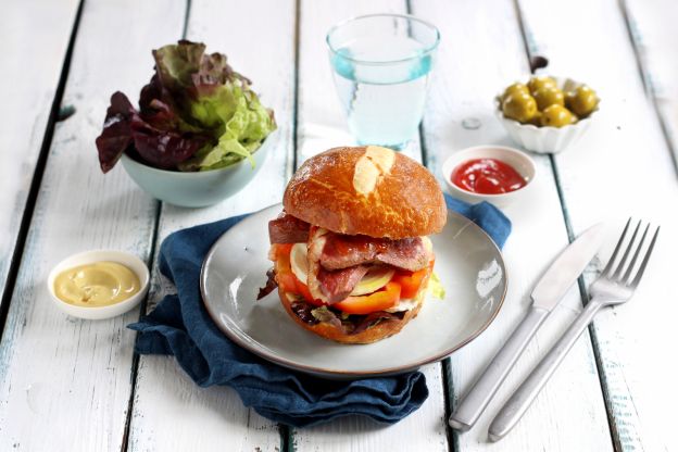 Gourmetburger mit Entenbrustfilet und selbstgebackenem Laugenbrötchen