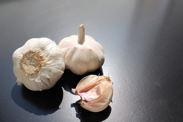 Knoblauch schälen in der Mikrowelle