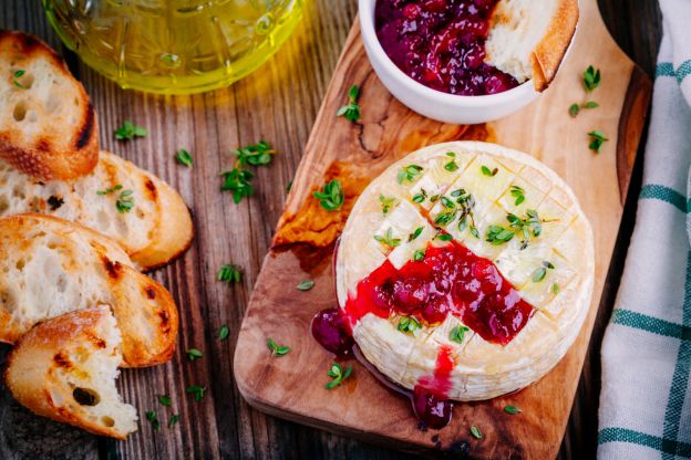 Camembert und Preiselbeermarmelade