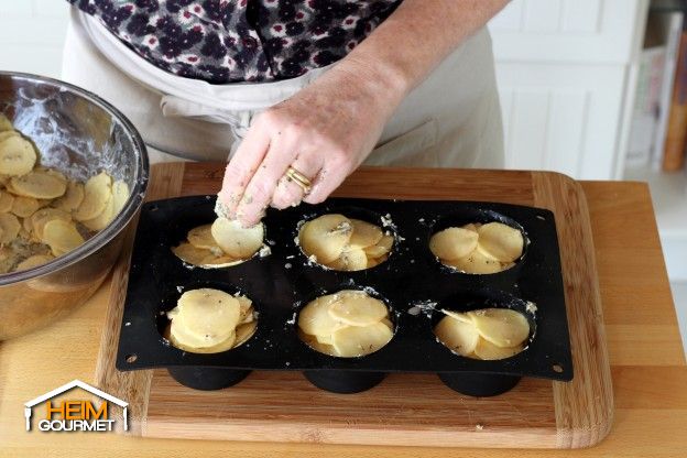 Die Kartoffeln in eine Muffinform füllen