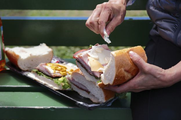 Bringt essen mit, das man leicht draußen essen kann