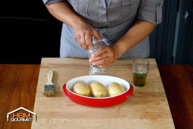 Die Kartoffeln würzen