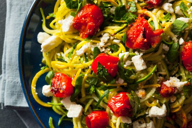 Zucchini Spaghetti mit Ricotta und Kirschtomaten