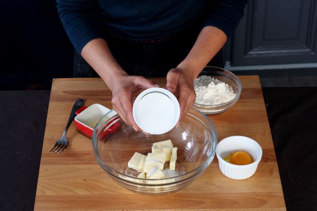 Gebt die weiche Butter in eine Schüssel. Dann gebt den Zucker hinzu.