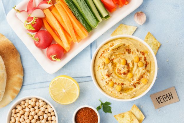 Frische Gemüsesticks mit Humus