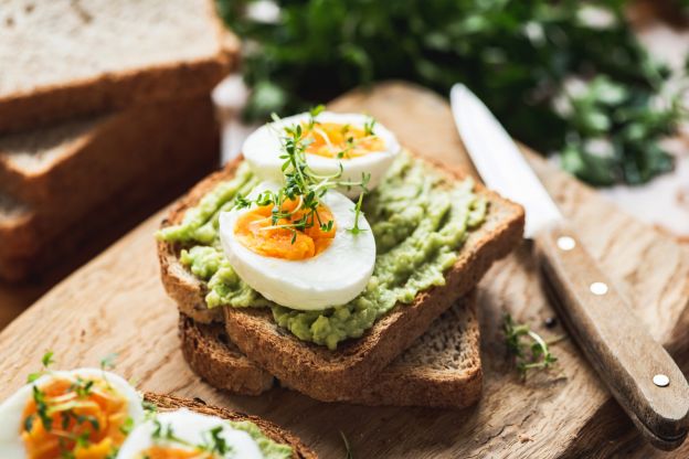 Avocado-Creme und hartgekochte Eier