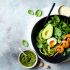 Zoodles mit Avocado, Ei und Garnelen