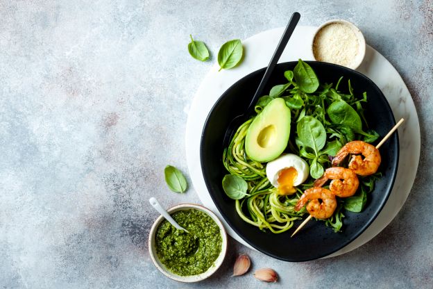 Zoodles mit Avocado, Ei und Garnelen