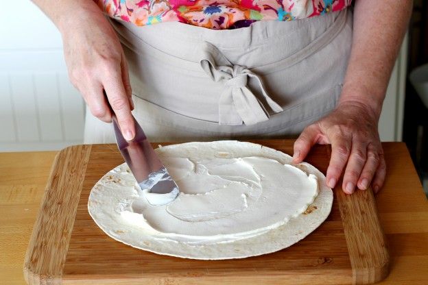 Den Hummus auf die Tortilla streichen