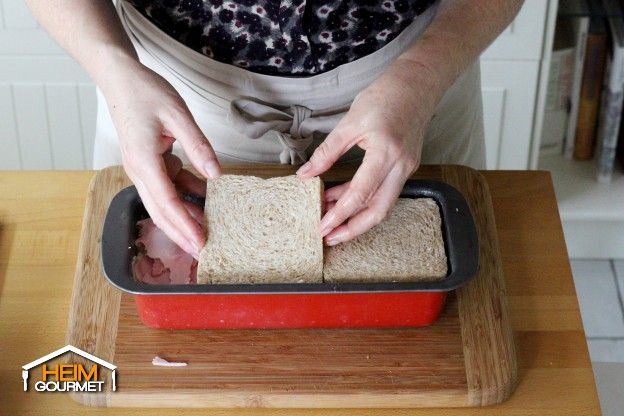 Mit 2 1/2 Scheiben Toastbrot bedecken