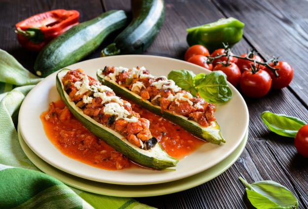 Mit Tomaten gefüllte Zucchini