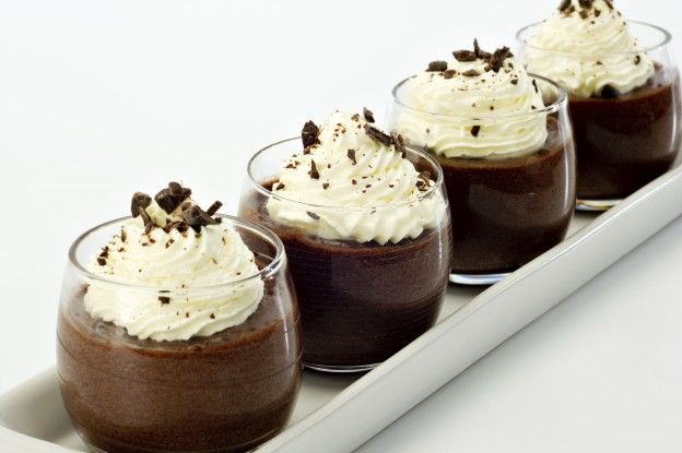 Mousse au Chocolat mit Sahne