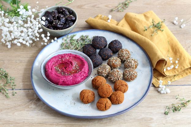 Rote-Bete-Hummus mit dreierlei Falafel