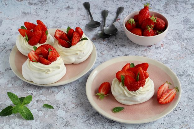 Mini-Pavlovas mit Erdbeeren