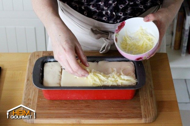 Mit dem restlichen Käse bestreuen