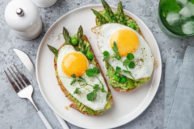 Avocao-Spargel-Brot mit Spiegelei