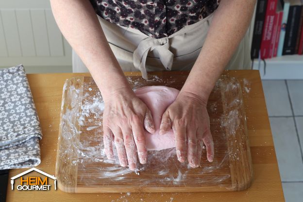 Einen kleinen Moment kneten, bis der Fondant leicht mit Puderzucker bedeckt ist.