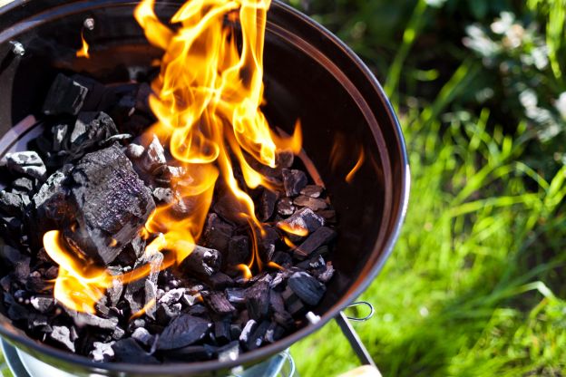 Klassisch grillen auf Kohle