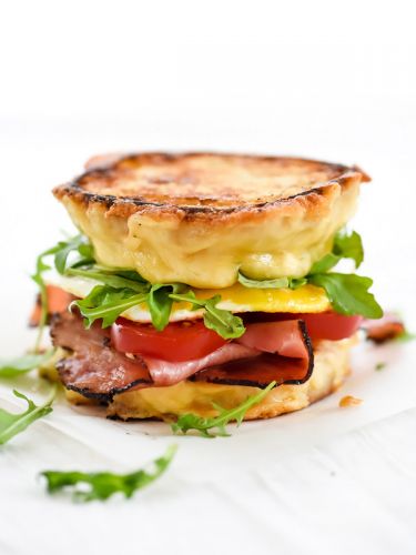 Gegrillte Käsesandwiches mit Schinken und geräuchertem Gouda zum Frühstück