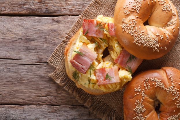 Bagels mit Ei und Schinken