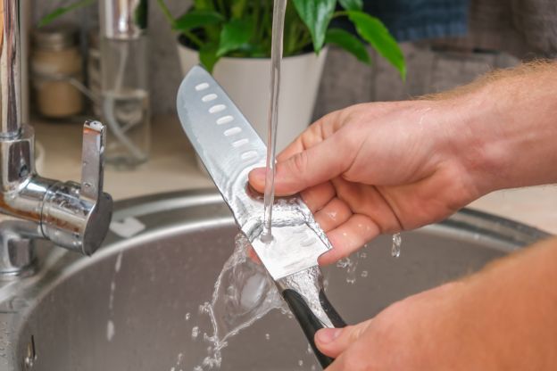 Messer vor Kuchenschneiden mit Wasser abspülen